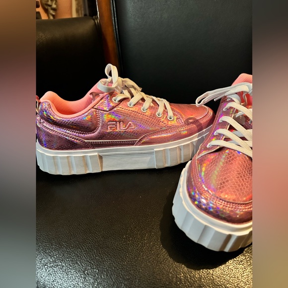 Pink holographic FILA platform sneakers - Picture 3 of 5